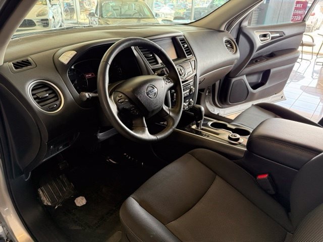Nissan Pathfinder Vehicle Full-screen Gallery Image 02