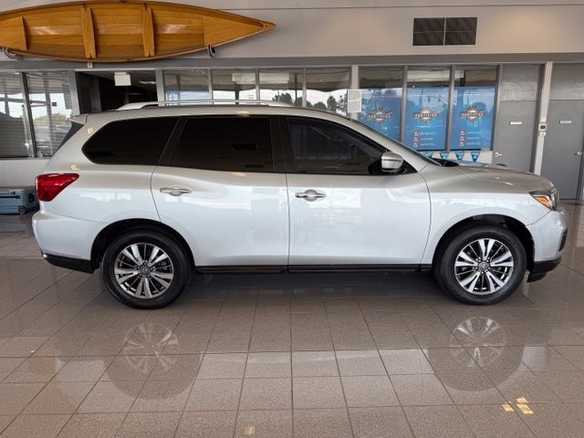 Nissan Pathfinder Vehicle Full-screen Gallery Image 03