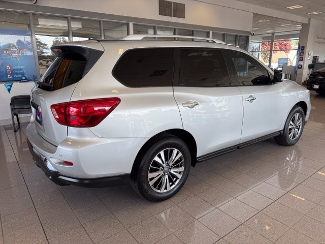 Nissan Pathfinder Vehicle Full-screen Gallery Image 04