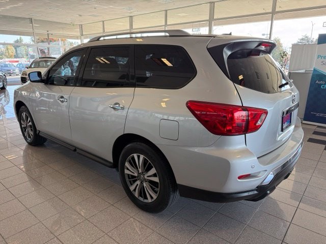 Nissan Pathfinder Vehicle Full-screen Gallery Image 06