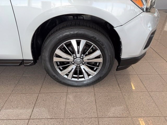 Nissan Pathfinder Vehicle Full-screen Gallery Image 11