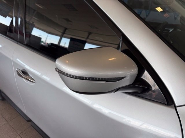 Nissan Pathfinder Vehicle Full-screen Gallery Image 12