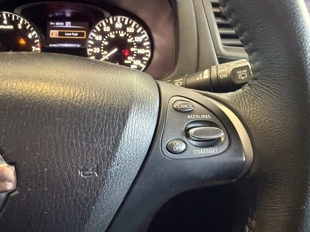 Nissan Pathfinder Vehicle Full-screen Gallery Image 17