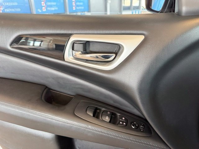 Nissan Pathfinder Vehicle Full-screen Gallery Image 19