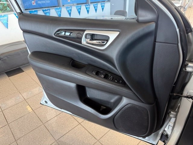 Nissan Pathfinder Vehicle Full-screen Gallery Image 20