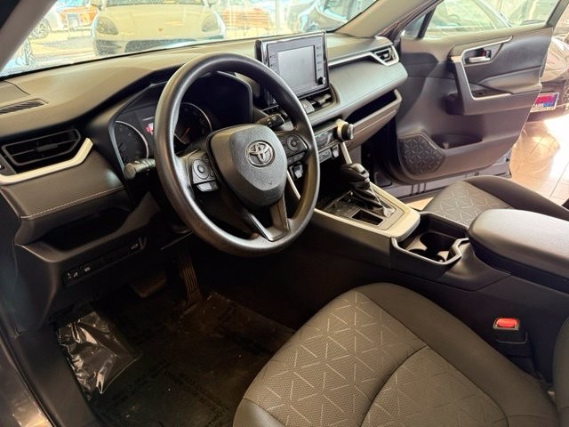 Toyota RAV4 Vehicle Full-screen Gallery Image 02