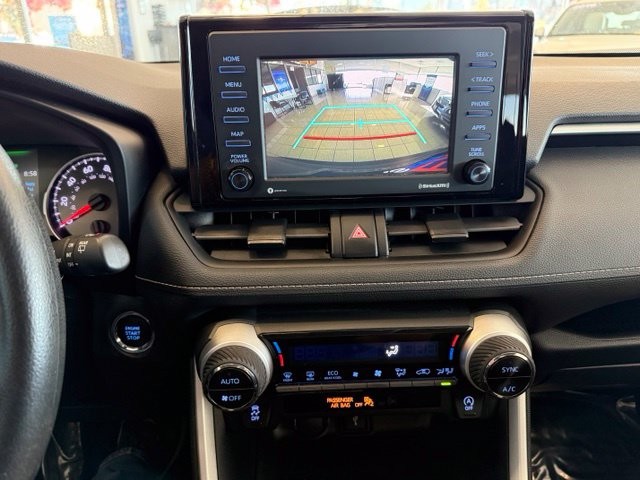Toyota RAV4 Vehicle Full-screen Gallery Image 16