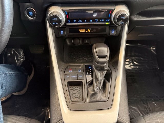 Toyota RAV4 Vehicle Full-screen Gallery Image 17