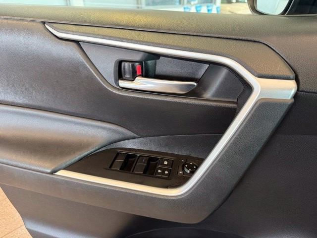 Toyota RAV4 Vehicle Full-screen Gallery Image 20