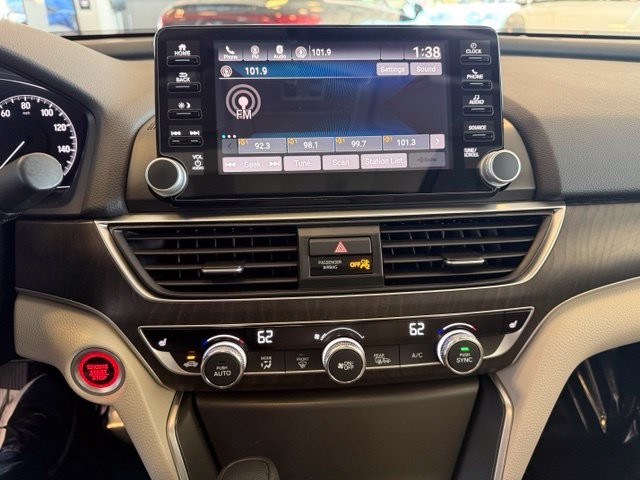 Honda Accord Sedan Vehicle Full-screen Gallery Image 16