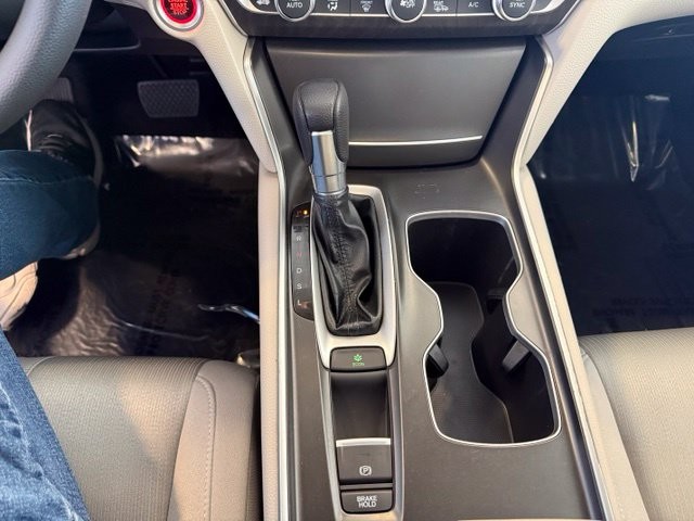 Honda Accord Sedan Vehicle Full-screen Gallery Image 17