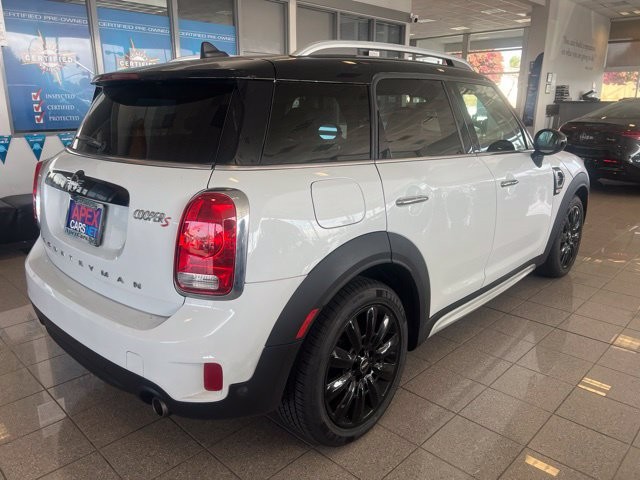 MINI Countryman Vehicle Full-screen Gallery Image 02