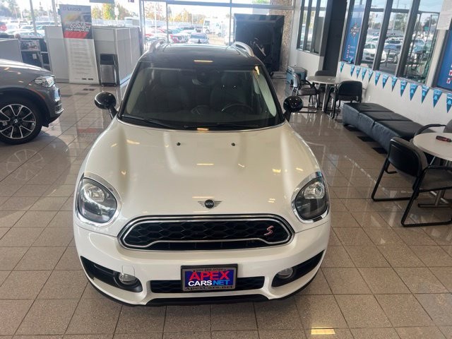 MINI Countryman Vehicle Full-screen Gallery Image 17