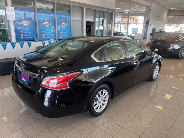 Nissan Altima Vehicle Full-screen Gallery Image 02