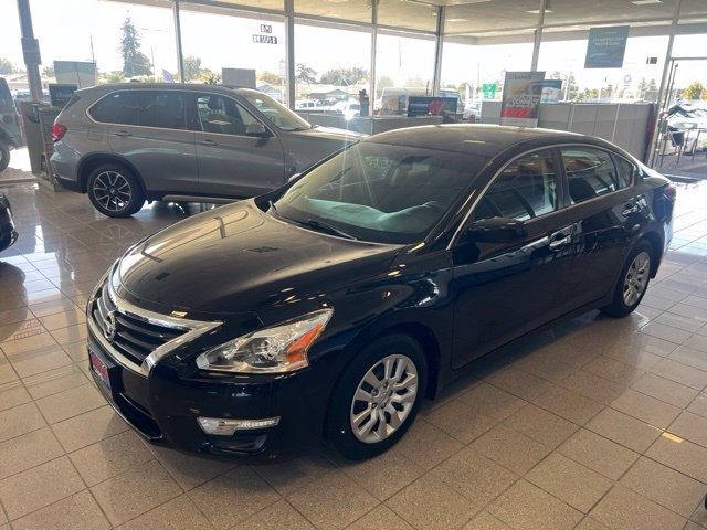 Nissan Altima Vehicle Full-screen Gallery Image 03