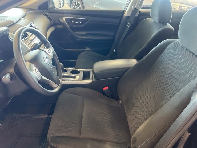 Nissan Altima Vehicle Full-screen Gallery Image 04