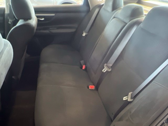 Nissan Altima Vehicle Full-screen Gallery Image 05