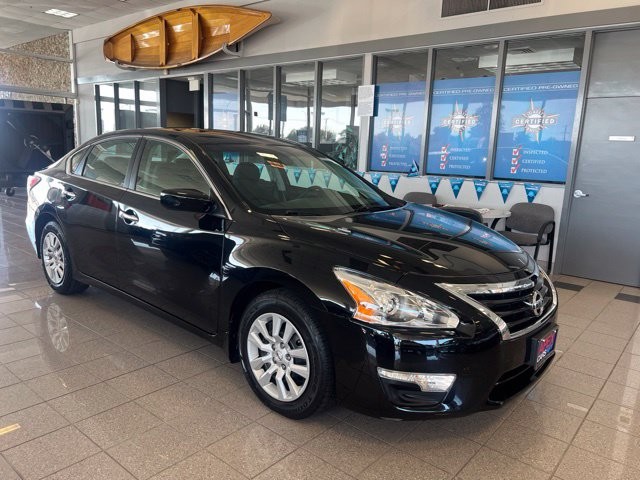 Nissan Altima Vehicle Full-screen Gallery Image 06