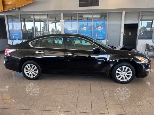 Nissan Altima Vehicle Full-screen Gallery Image 07