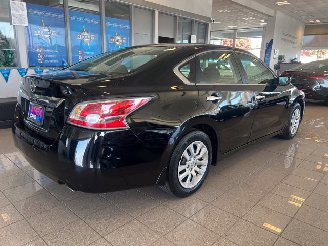 Nissan Altima Vehicle Full-screen Gallery Image 08
