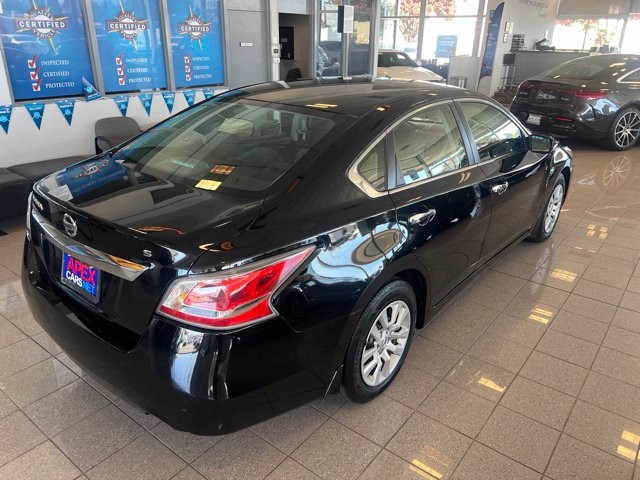 Nissan Altima Vehicle Full-screen Gallery Image 09