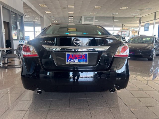 Nissan Altima Vehicle Full-screen Gallery Image 10