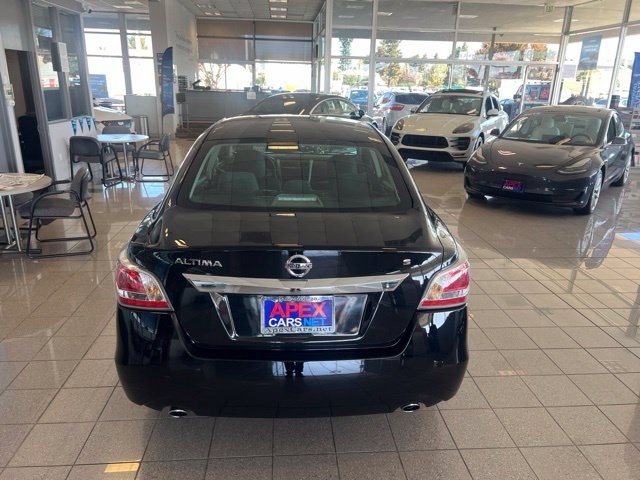 Nissan Altima Vehicle Full-screen Gallery Image 11