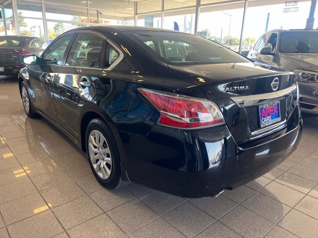 Nissan Altima Vehicle Full-screen Gallery Image 12