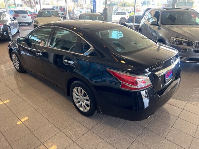 Nissan Altima Vehicle Full-screen Gallery Image 13