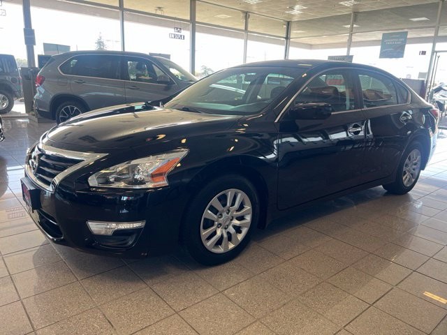 Nissan Altima Vehicle Full-screen Gallery Image 14
