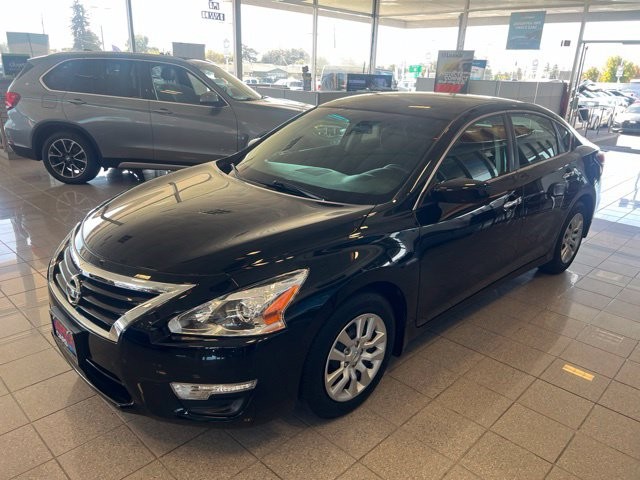 Nissan Altima Vehicle Full-screen Gallery Image 15