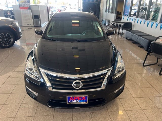 Nissan Altima Vehicle Full-screen Gallery Image 17