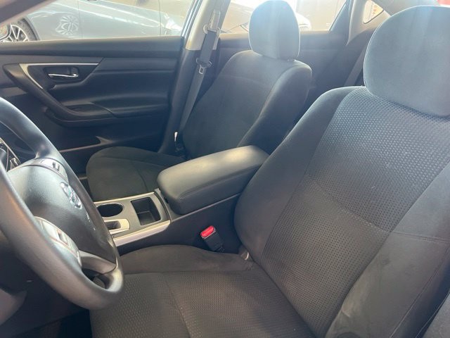Nissan Altima Vehicle Full-screen Gallery Image 18