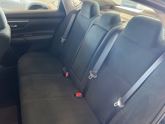 Nissan Altima Vehicle Full-screen Gallery Image 19