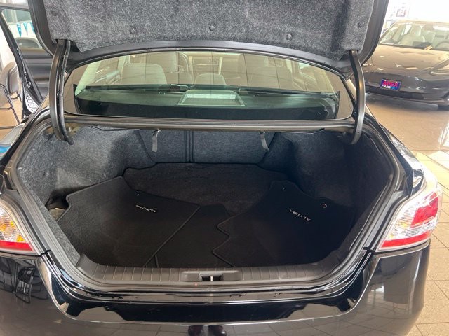 Nissan Altima Vehicle Full-screen Gallery Image 20
