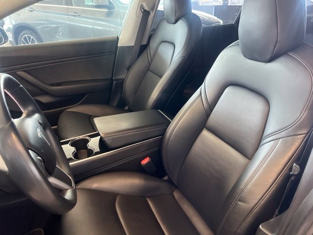 Tesla Model 3 Vehicle Full-screen Gallery Image 04