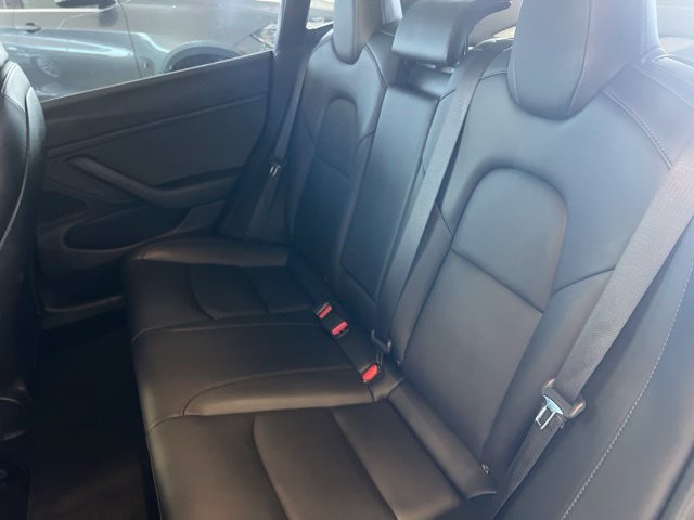 Tesla Model 3 Vehicle Full-screen Gallery Image 05