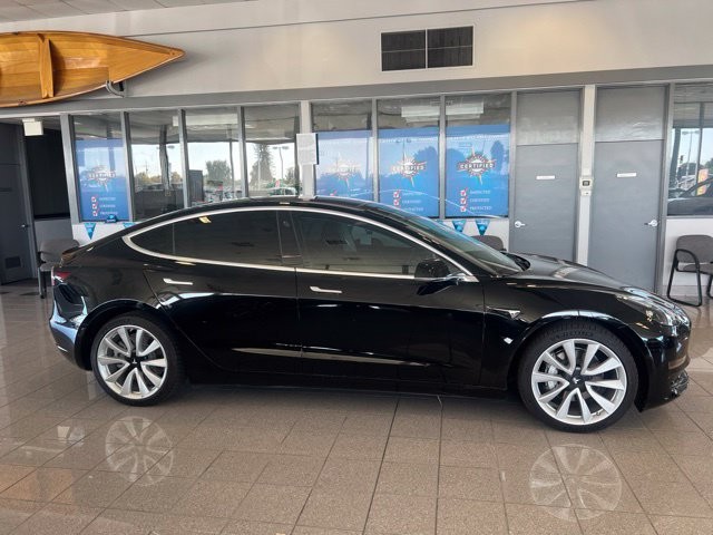 Tesla Model 3 Vehicle Full-screen Gallery Image 07