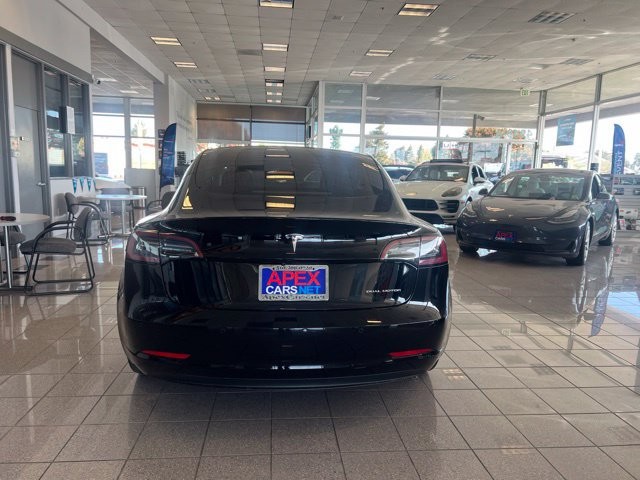 Tesla Model 3 Vehicle Full-screen Gallery Image 10