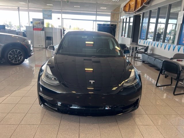 Tesla Model 3 Vehicle Full-screen Gallery Image 16
