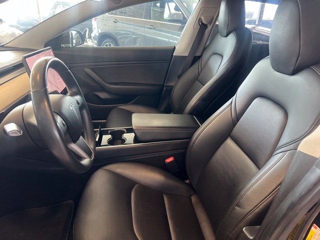 Tesla Model 3 Vehicle Full-screen Gallery Image 18