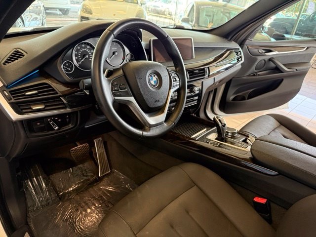 BMW X5 Vehicle Full-screen Gallery Image 02