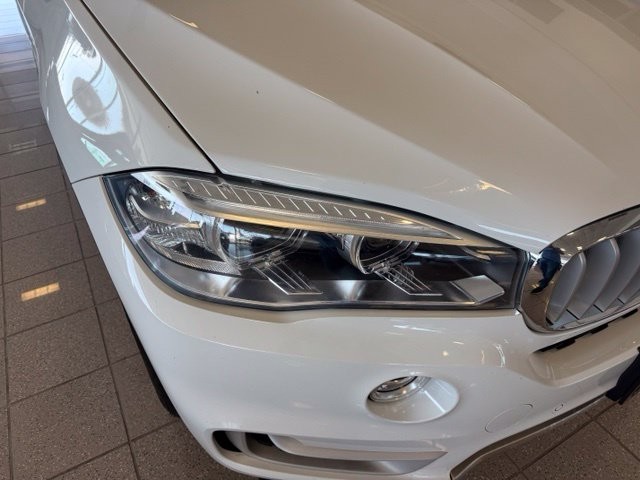 BMW X5 Vehicle Full-screen Gallery Image 10
