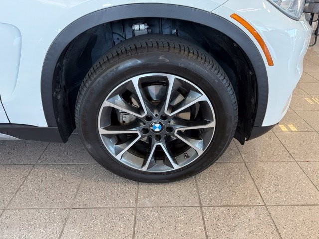 BMW X5 Vehicle Full-screen Gallery Image 11