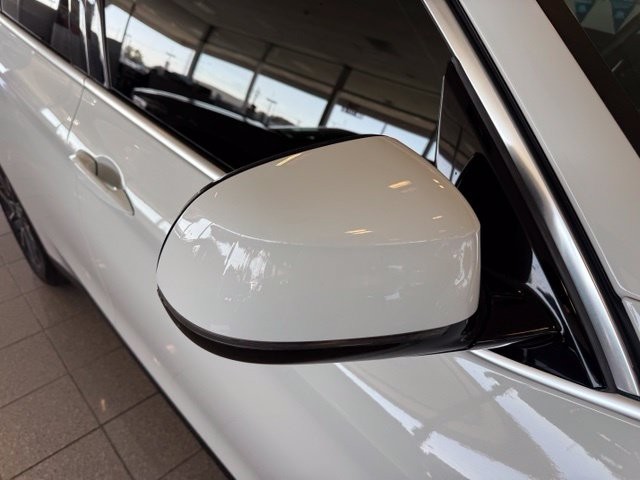 BMW X5 Vehicle Full-screen Gallery Image 12