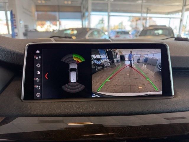 BMW X5 Vehicle Full-screen Gallery Image 16