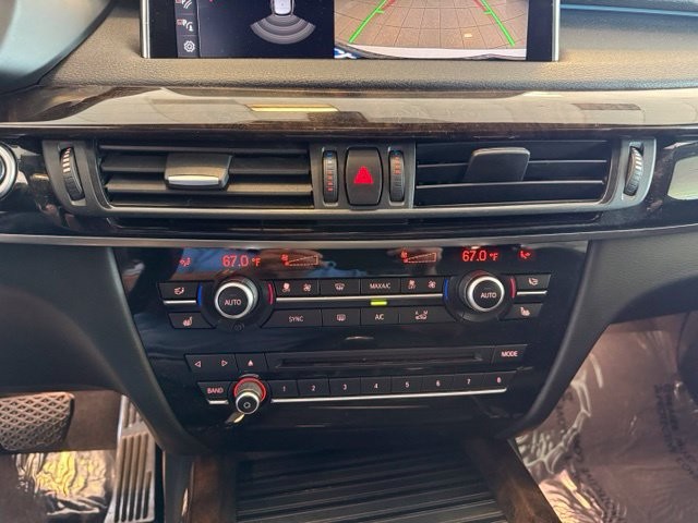 BMW X5 Vehicle Full-screen Gallery Image 17