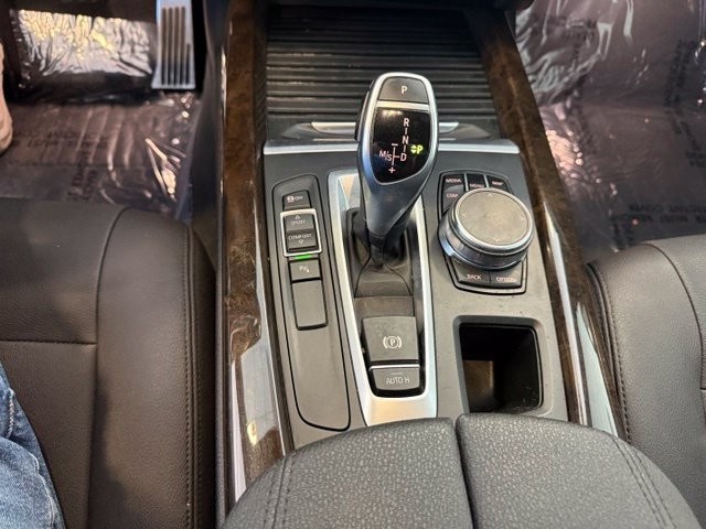 BMW X5 Vehicle Full-screen Gallery Image 18