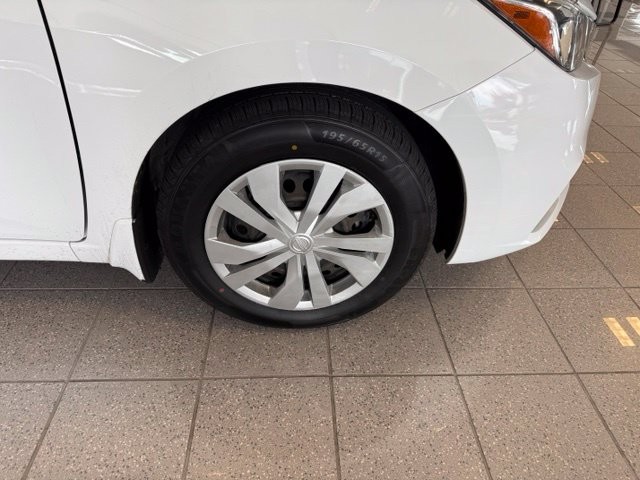 Nissan Versa Sedan Vehicle Full-screen Gallery Image 12
