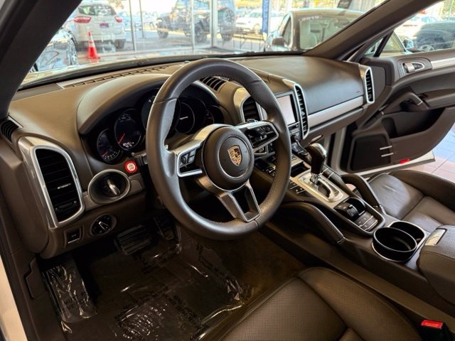 Porsche Cayenne Vehicle Full-screen Gallery Image 02